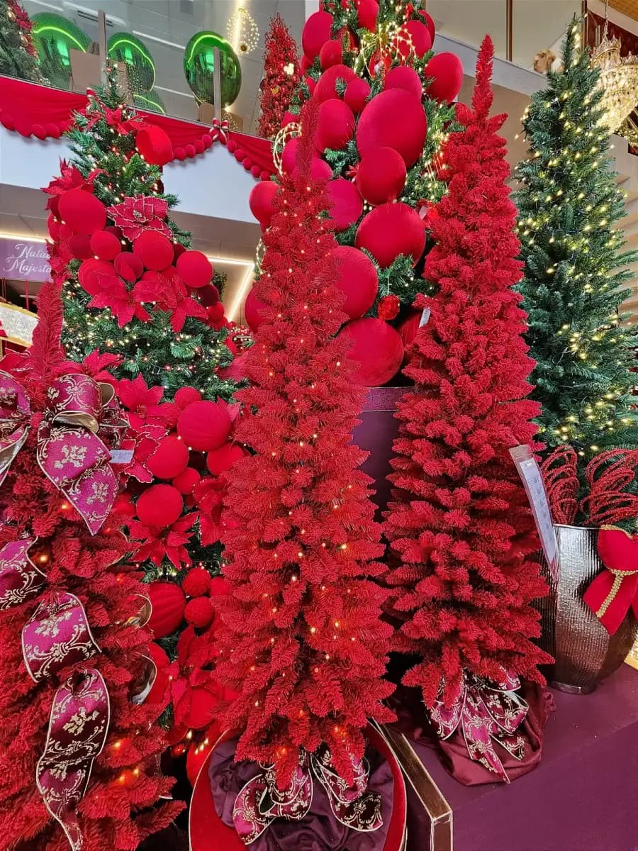 Árvore Pinheiro Slim Vermelho Florina 1,50 m 243 Galhos com LEDs Warm