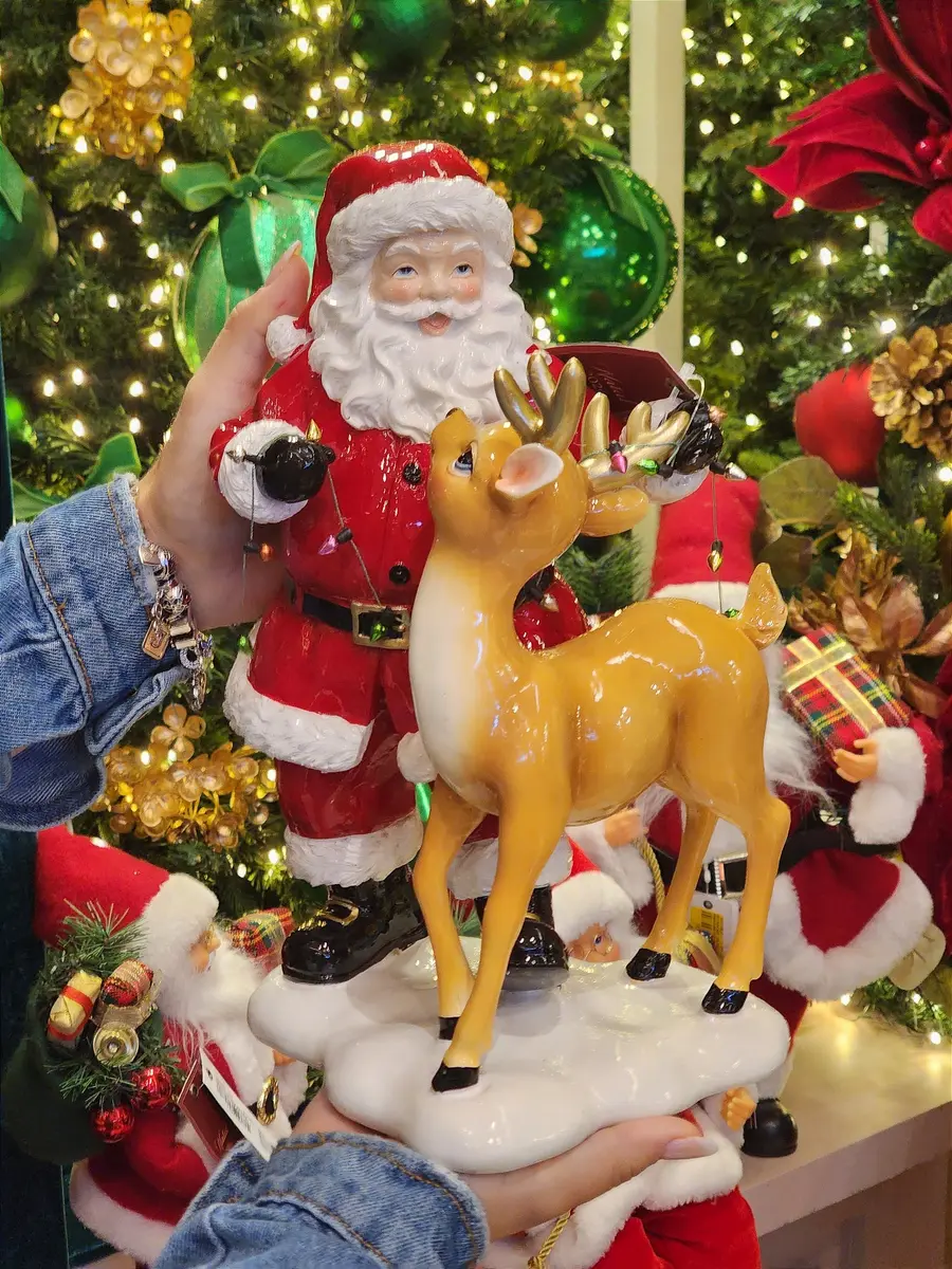 Papai Noel com Rena e Cordão de Pisca em Resina Premium 40 cm