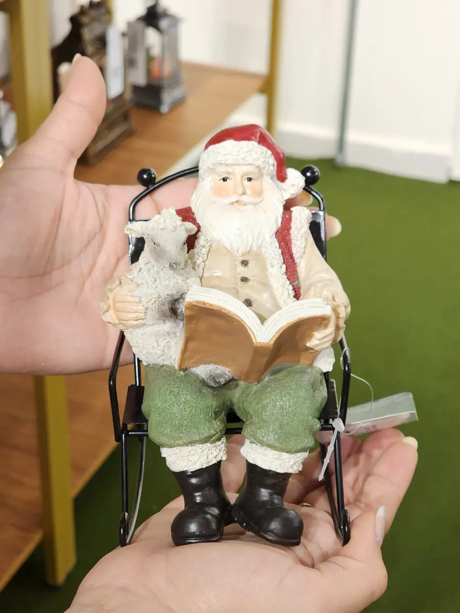 Papai Noel Fazendeiro na Cadeira de Balanço com Livro 15 cm